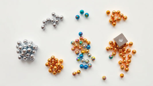 Kleurrijke magneet balletjes in geometrische vormen op wit bureau - koopgids