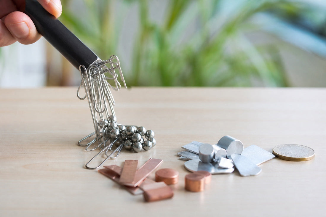 Een magneet trekt ijzer en staal aan terwijl koper en aluminium niet reageren