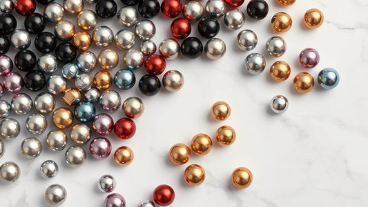 Magneet balletjes in 16 verschillende kleuren op marmeren ondergrond